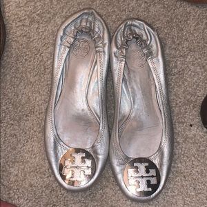 Tory Burch Riva Flats in Silver Leather Logo